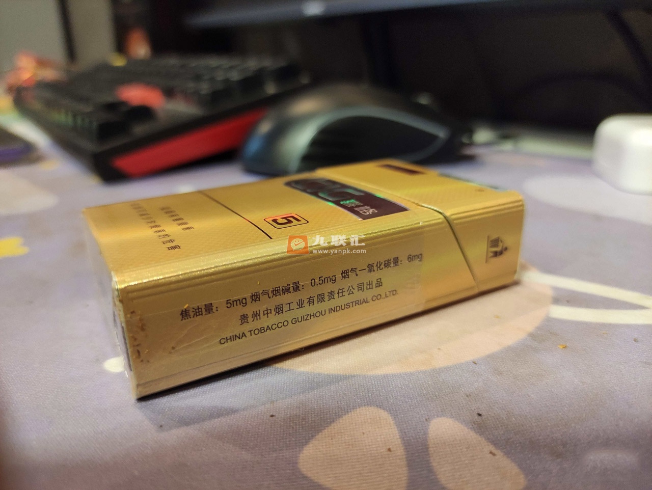 并且背景还有深色的暗纹交织,搭配上深棕色和流光银色的"cig"烟标,在